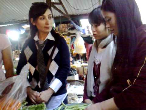 Phi Nhung in Ha Noi ( Chau Long market )12/12/2010.mp4