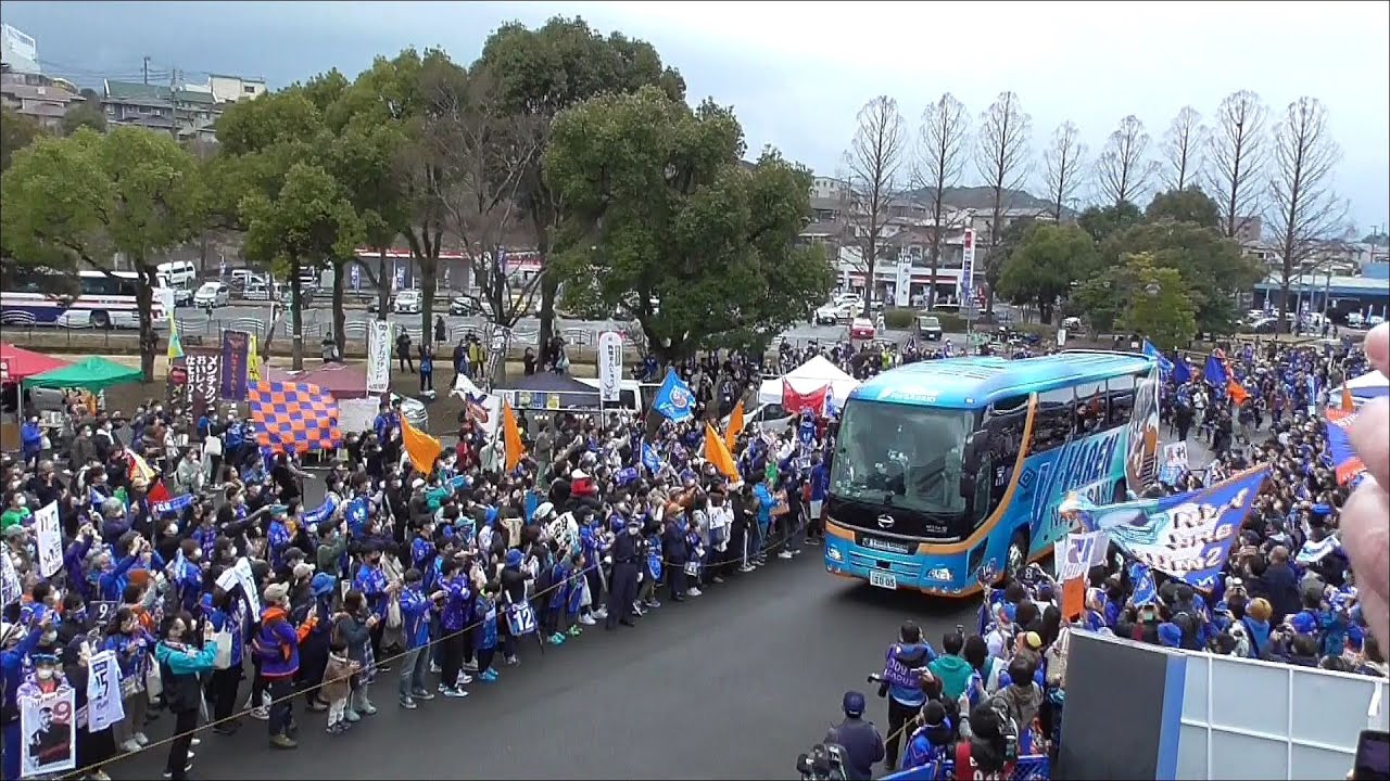 開幕戦　J1時代並みの大群衆で選手バスをお出迎え　Ⅴ・ファーレン選手バス、入り待ち・トラスタ到着シーン（新コース）　Ⅴ・ファーレン長崎VSジェフ千葉　トランス・コスモススタジアム長崎　２０２３０２１８