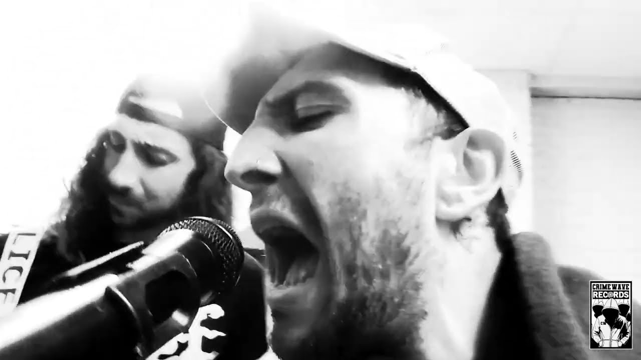 Guarda Neighborhood Shit - Cockroach (Official Music Video) su YouTube Guarda Neighborhood Shit - Cockroach (Official Music Video) su YouTube