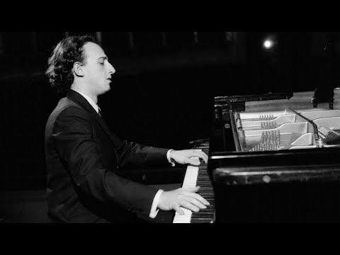 Видео: Maurizio Pollini plays Mozart Piano Sonata no. 18, K.576 – live 1979