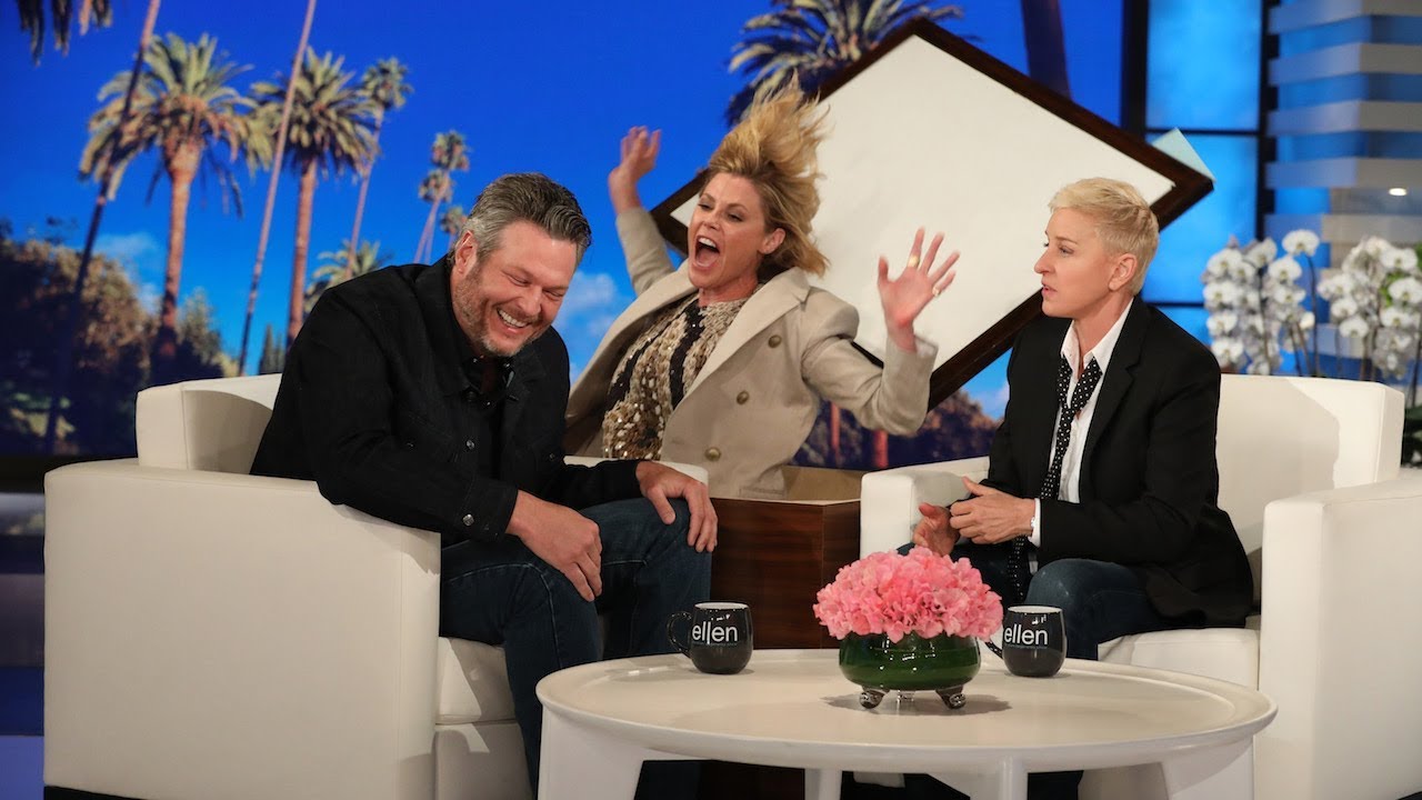 Blake Shelton Gets A Scare From Julie Bowen Youtube