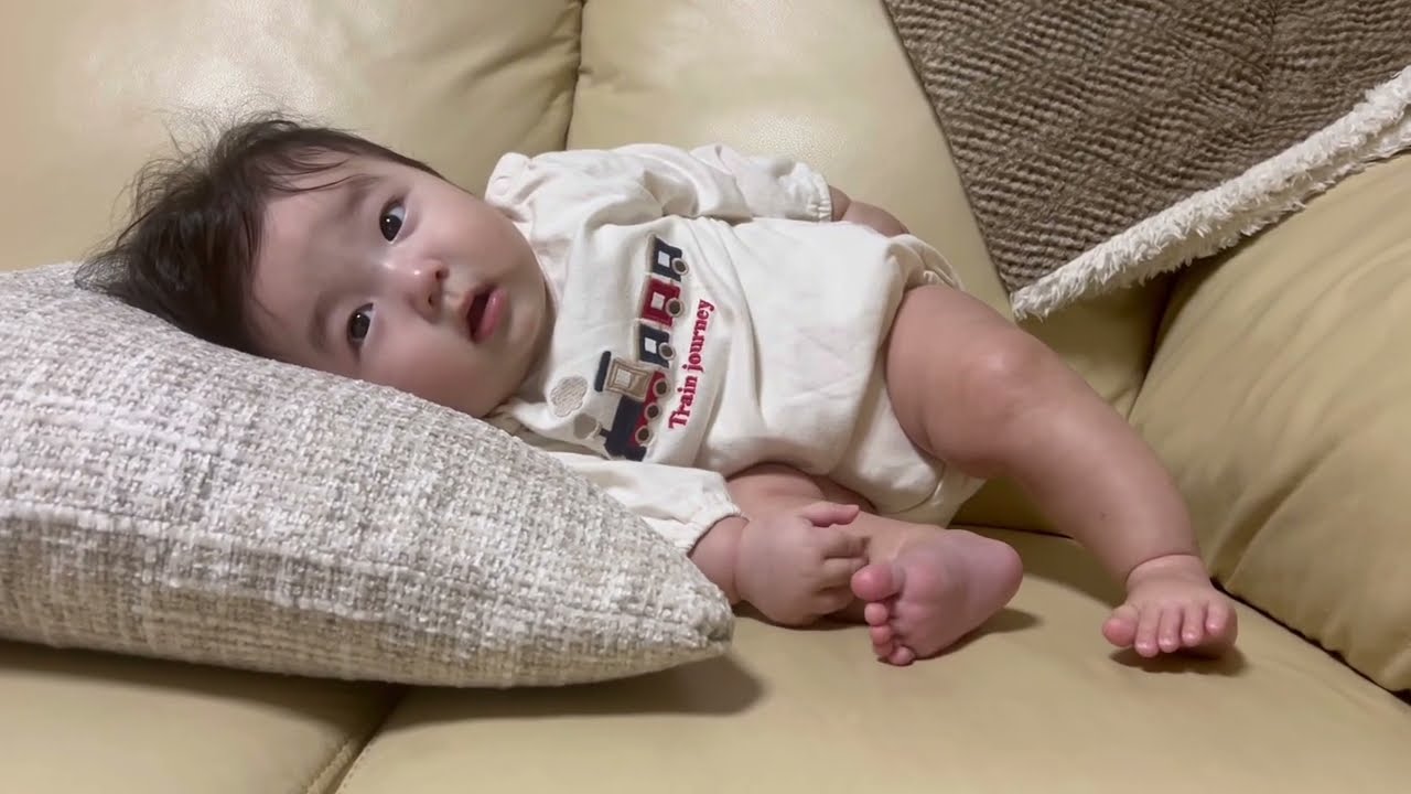 赤さんだってだらだらしたい日もあるわよ〜/Even babies have days