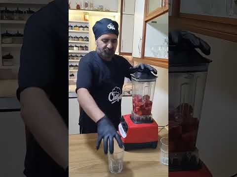 عصير فريز طبيعي بدقيقة وحده بس ولاأطيب من هيك بارد وبينعش القلب الشيف أبو الليث