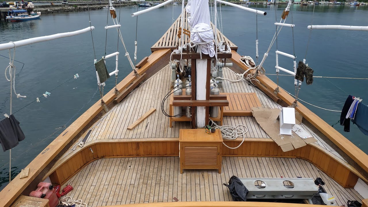 Pinisi Indonesian Boat Building (Kapal Pesiar Dari Kayu 