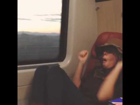 Alessia Marcuzzi, ballo scatenato in treno verso il... Grande Fratello!