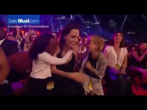 ანჯელინა ჯოლის შვილების რეაქცია დედისთვის ჯილდოს გადაცემაზე