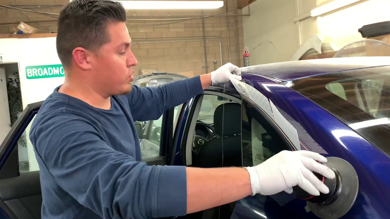 Демонтаж бокового стекла Nissan Sentra