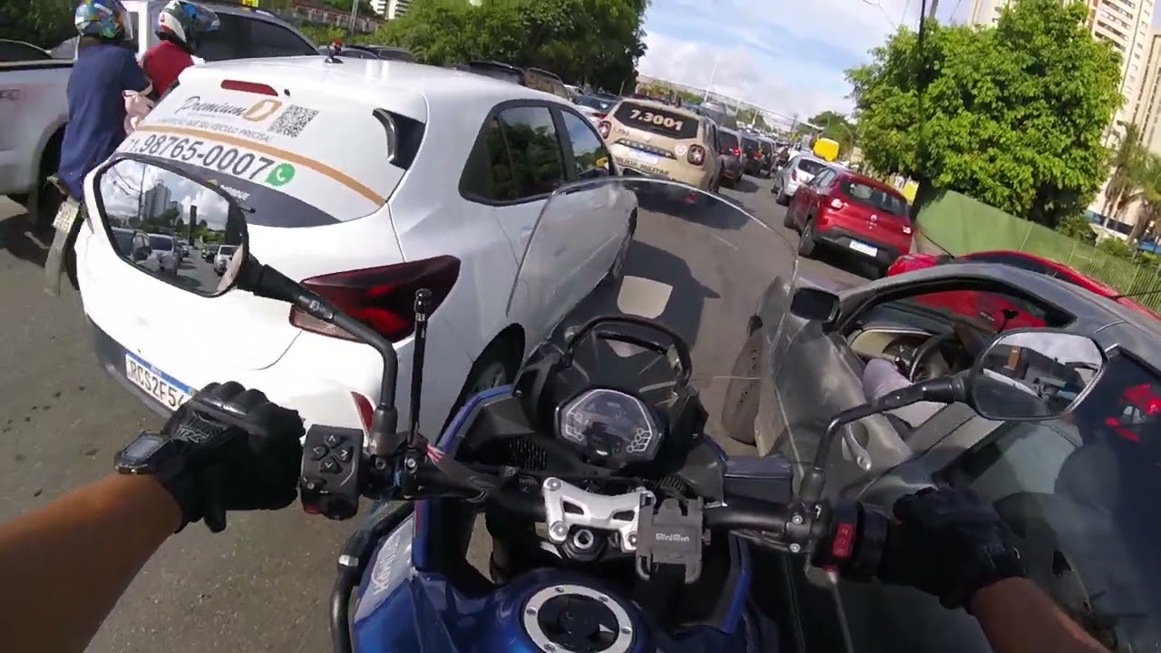 Triumph Tiger Sport 660 em trânsito carregado na Avenida Paralela