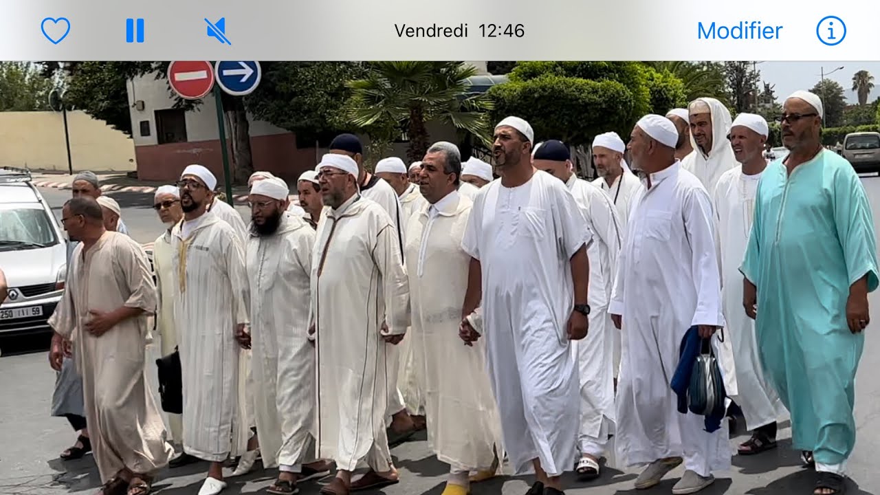 مجموعة من الصوفية يذكرون الله في شوارع مدينة القصر الكبير  ويذكرون الناس بلا إله إلا الله محمد رس