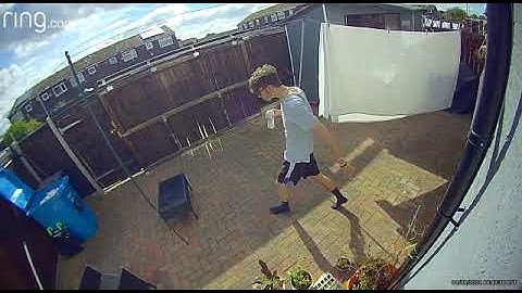 Man tilt onzorgvuldig tafel op en breekt glas || ViralHog