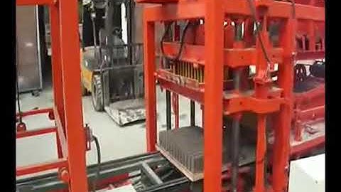 QT4-22 brick machine video