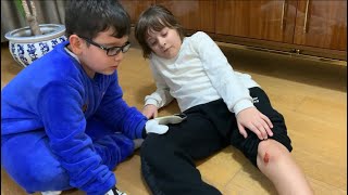Futbol oynarken düşen Fatih selimin bacağı kanadı ama şakacıktan,Yusuf’u şakalamak için ketçap sürdü Resimi