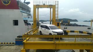 Begini Cara Mobil Keluar Dari Kapal Penyeberangan Merak - Bakauheni