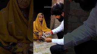 ऐसा वीडियो बहुत कम देखने को मिलता है, भारत का सबसे जहरीला सांप जब इस गरीब बूढ़ी मां के घर में..😱