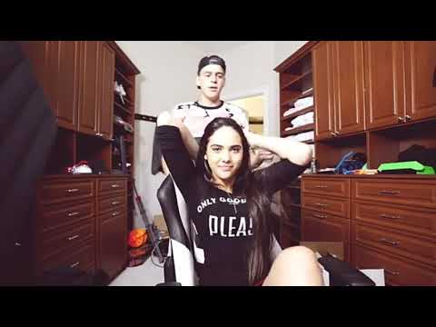 Edukof Vacila e Deixa A Calcinha da Emilly Garcia Aparecer Em Seu Video!