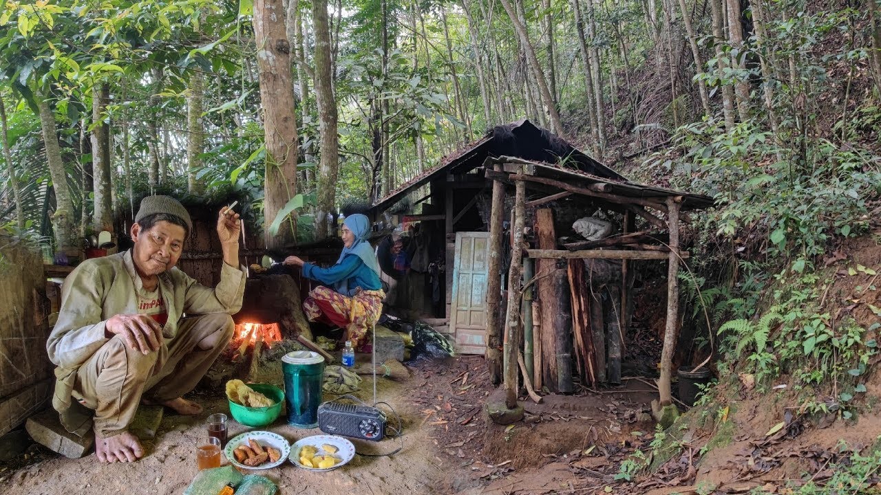 Masya Allah!! Kini Berjuang Hidup Berdua Sepasang Lansia Menikmati Hidup Memilih Tinggal Di Hutan
