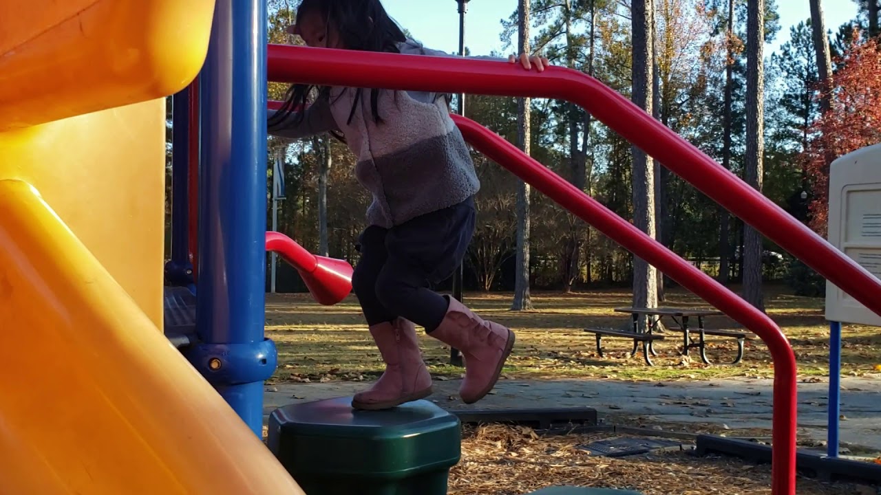 Playing at play ground. 신나는 놀이터, 재미있는 하루 - YouTube