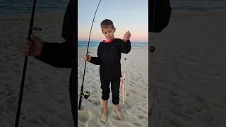 Рыбалка в Австралии с пляжа! Ребенок вытащил рыбу❤️👍 #travel #sport #animals #australia