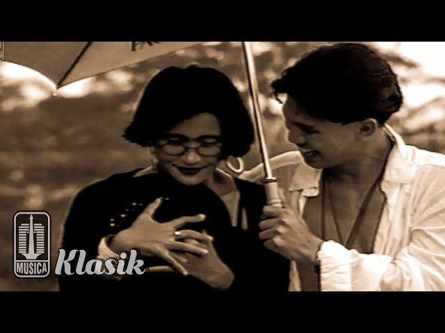 Atiek CB u0026 Ronnie Sianturi - Kau dan Aku (Official Music Video) class=