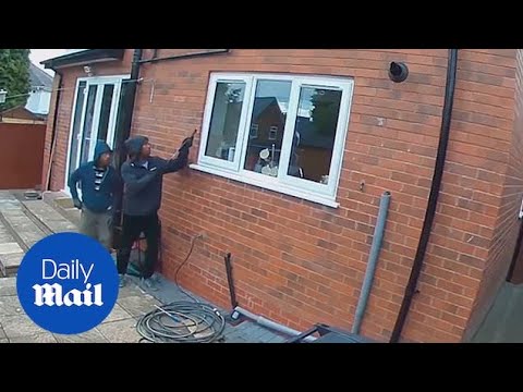 Clueless burglars caught breaking into home on CCTV in daylight - YouTube