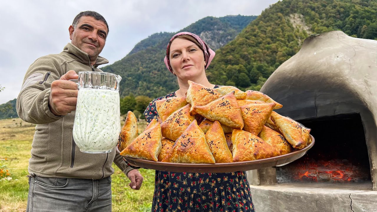 Saftige knusprige Chebureks! Große gebratene Fleischpasteten