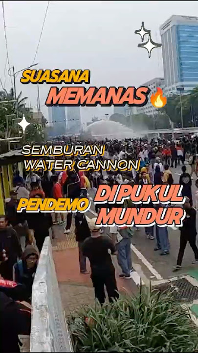 SUASANA MENCEKAM DEPAN GEDUNG DPR SETELAH WATERCANNON DILEPASKAN KE PARA PENDEMO #bubarkandpr