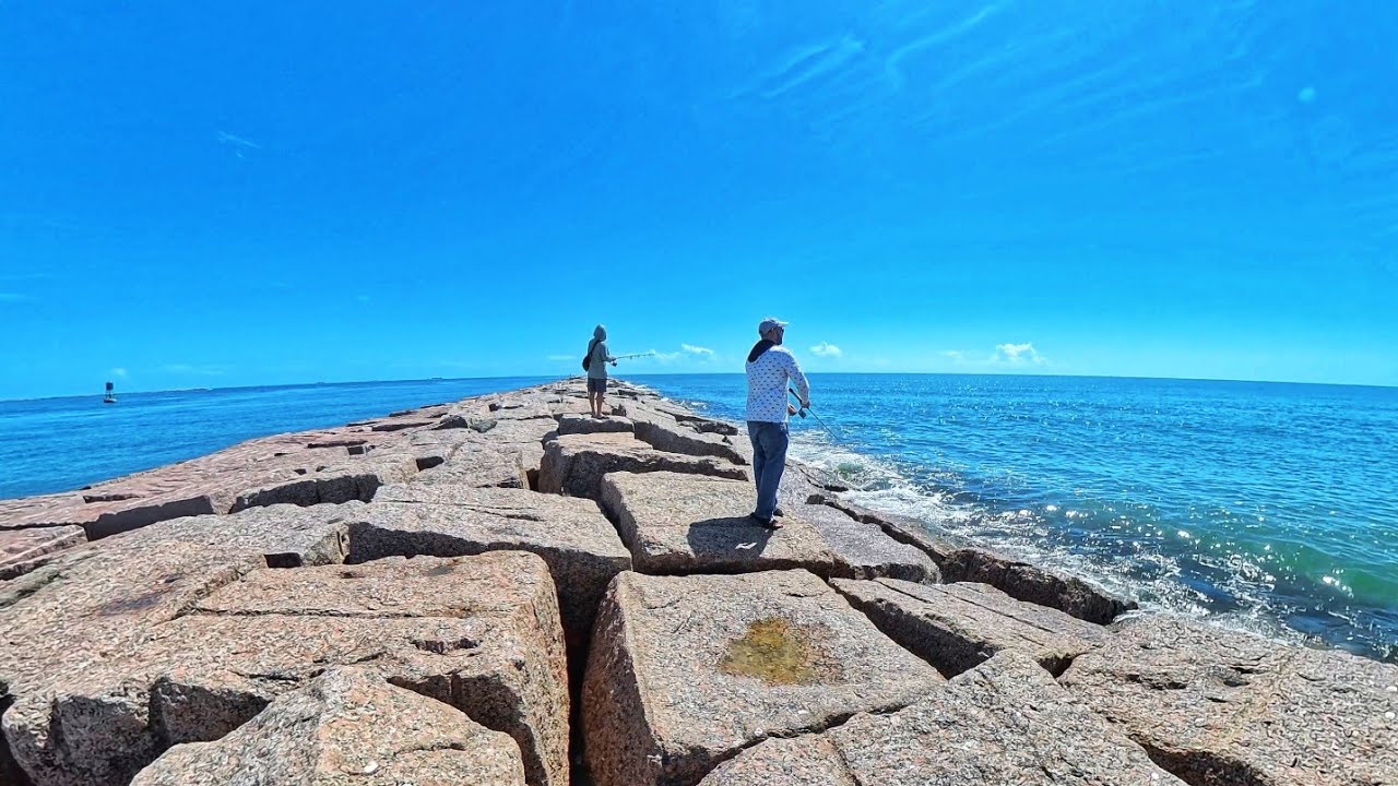Texas is a WILD Country! Florida Dude Tries To Cash a Fish In Texas