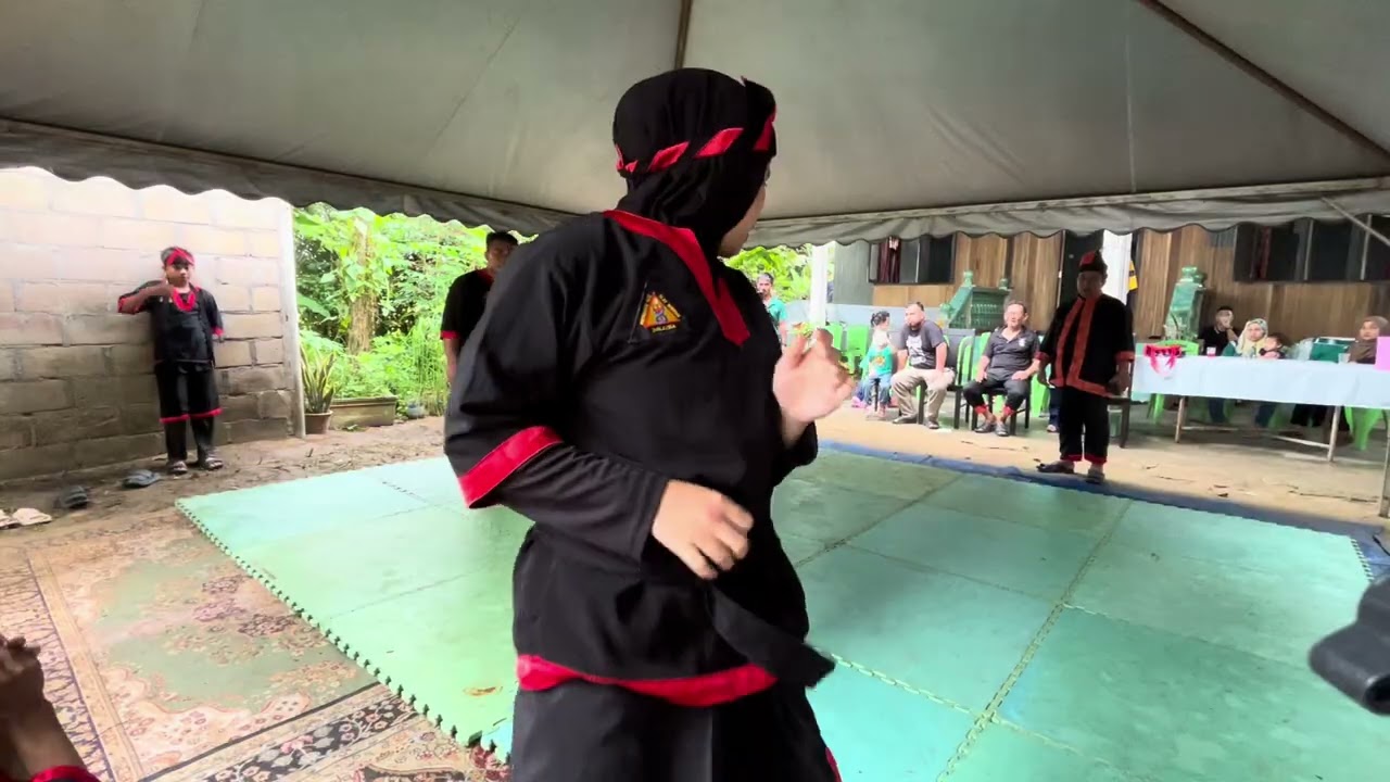 persembahan seni silat sekebun ( bukit panau)