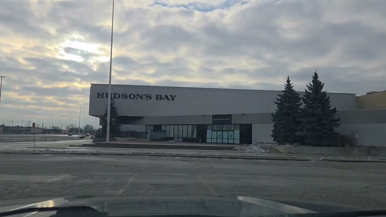 Это произошло здесь... Гонка между Man o' War и Sir Barton состоялась в 1920 году в Виндзоре, Онт...