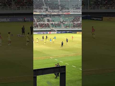 Cover Pemain timnas malaysia u19 bersiap hadapi indonesia semifinal aff 2024 di stadion Gelora Bung Tomo.