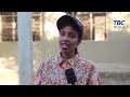 DC KIGAMBONI ASHTUKIZA NA KUONA HALI MBAYA YA MADARASA, NYUFA, UCHAFU, ATOA MAELEKEZO