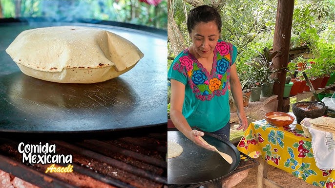 Así se preparan las tortillas de maíz en comal de barro con leña