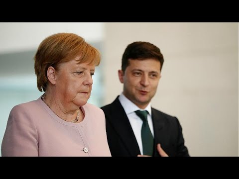 Video | Almanya Başbakanı Merkel resmi törende titrerken ayakta durmakta zorlandı