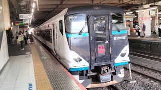 E257系2500番台NC-31編成が特急あかぎ8号上野行きとして大宮駅6番線に入線到着停車するシーン