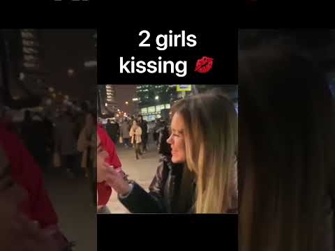 2 Girls Kissing