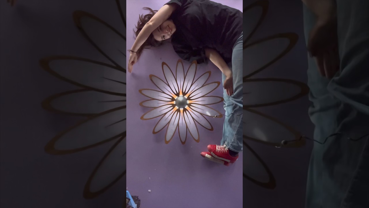 GLOWING Mahogany Daisy 