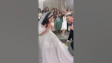 موقف محرج وطريف للعروس 