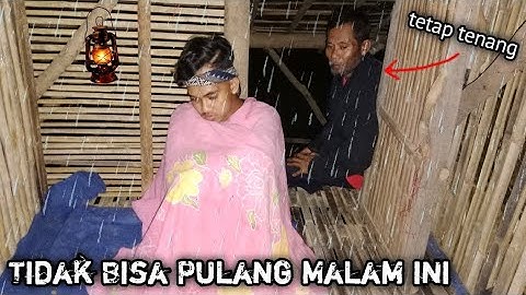 Camping di hutan bermalam dan tidur nyenyak sepanjang malam di pondok bambu