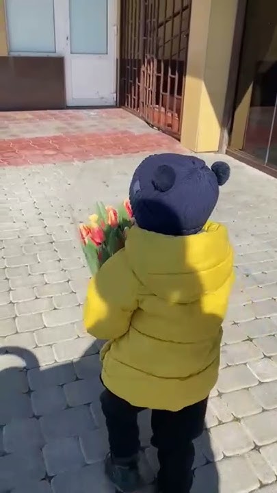 Внук дарит бабушке цветы на 8 марта - YouTube