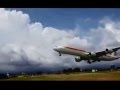 Avión atraviesa una carretera a pocos metros de los autos