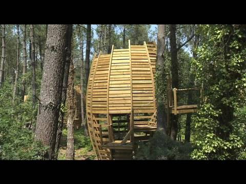 Cette annÃ©e, les vacances sont Ã©cologiques, grÃ¢ce au dÃ©veloppement de structures innovantes et proche de la nature. Exemple Ã  Captieux, en Gironde, oÃ¹ des cabanes trÃ¨s design attendent les vacanciers.