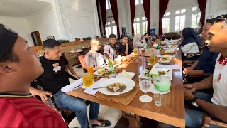  Of Complicated People U0026 Sriwikutil Eating Together At The Ammi Cepu 5star Hotel 