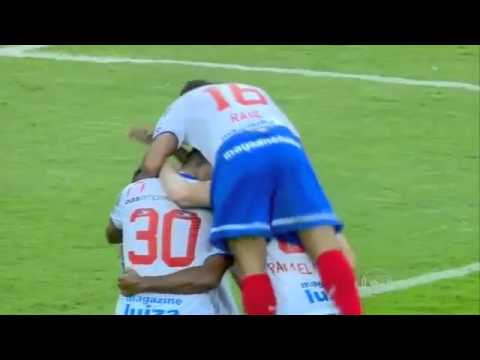 Hincha brasileña emocionada se levanta su camiseta festejando el gol de Bahía