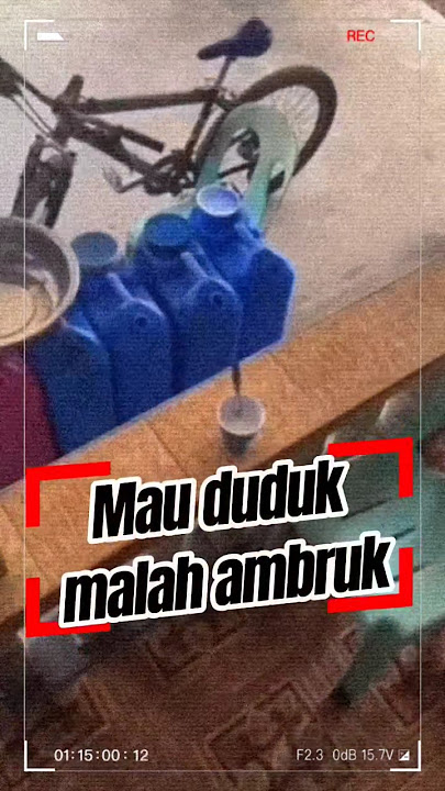 mau duduk malah ambruk #lucu #komedilucubikinngakak #komedipalinglucu #funny #viralvideo
