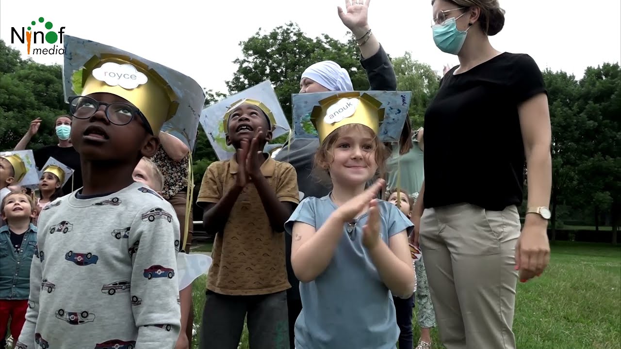 Ludieke diploma-uitreiking in kleuterschool Ikke