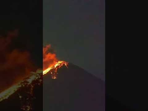 Volcán de fuego, en Sacatepéquez, activo la noche de hoy jueves 22 de julio, 2026.