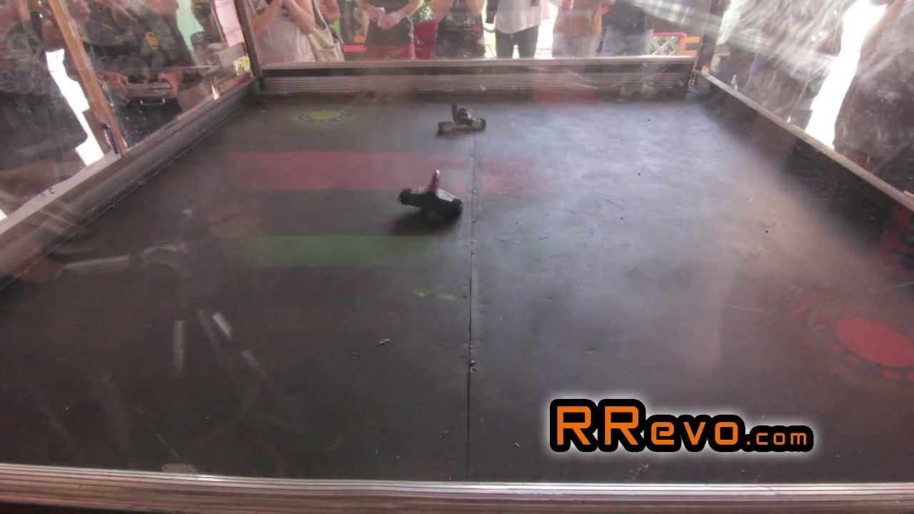 SmashBotz - LittleDoom versus Sabertooth Combat Robots 2013