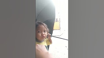 Mandi hujan pake payung