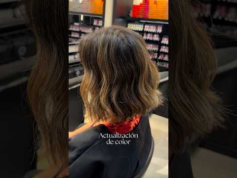 Actualización del color a un nuevo corte de pelo.