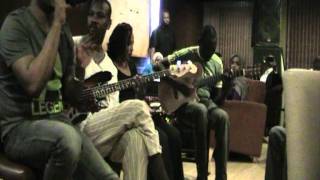               عيونك فيها شئ يحير سمعها